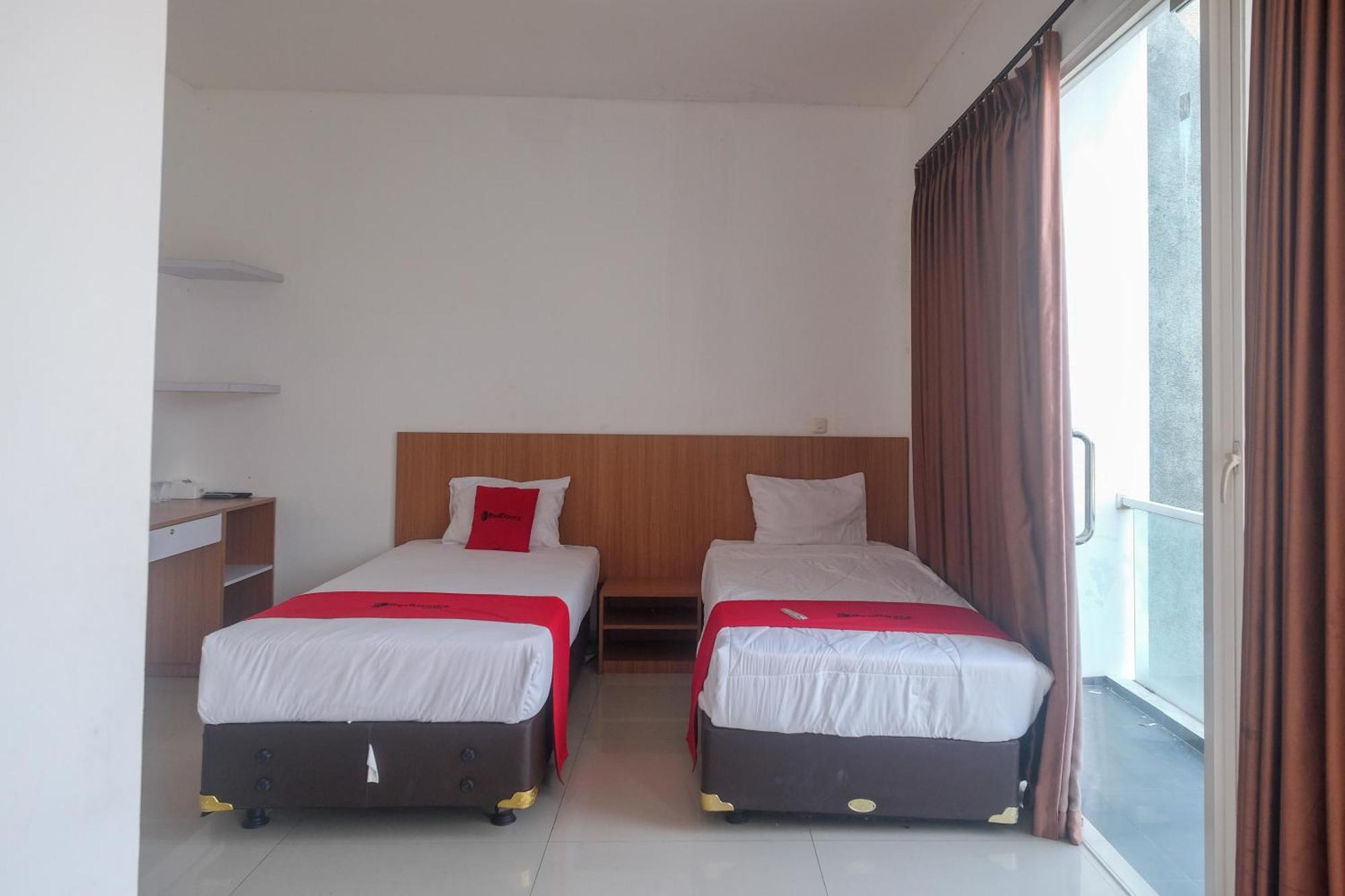 Отель Reddoorz Syariah Near Simpang Lima Semarang Jomblang Экстерьер фото