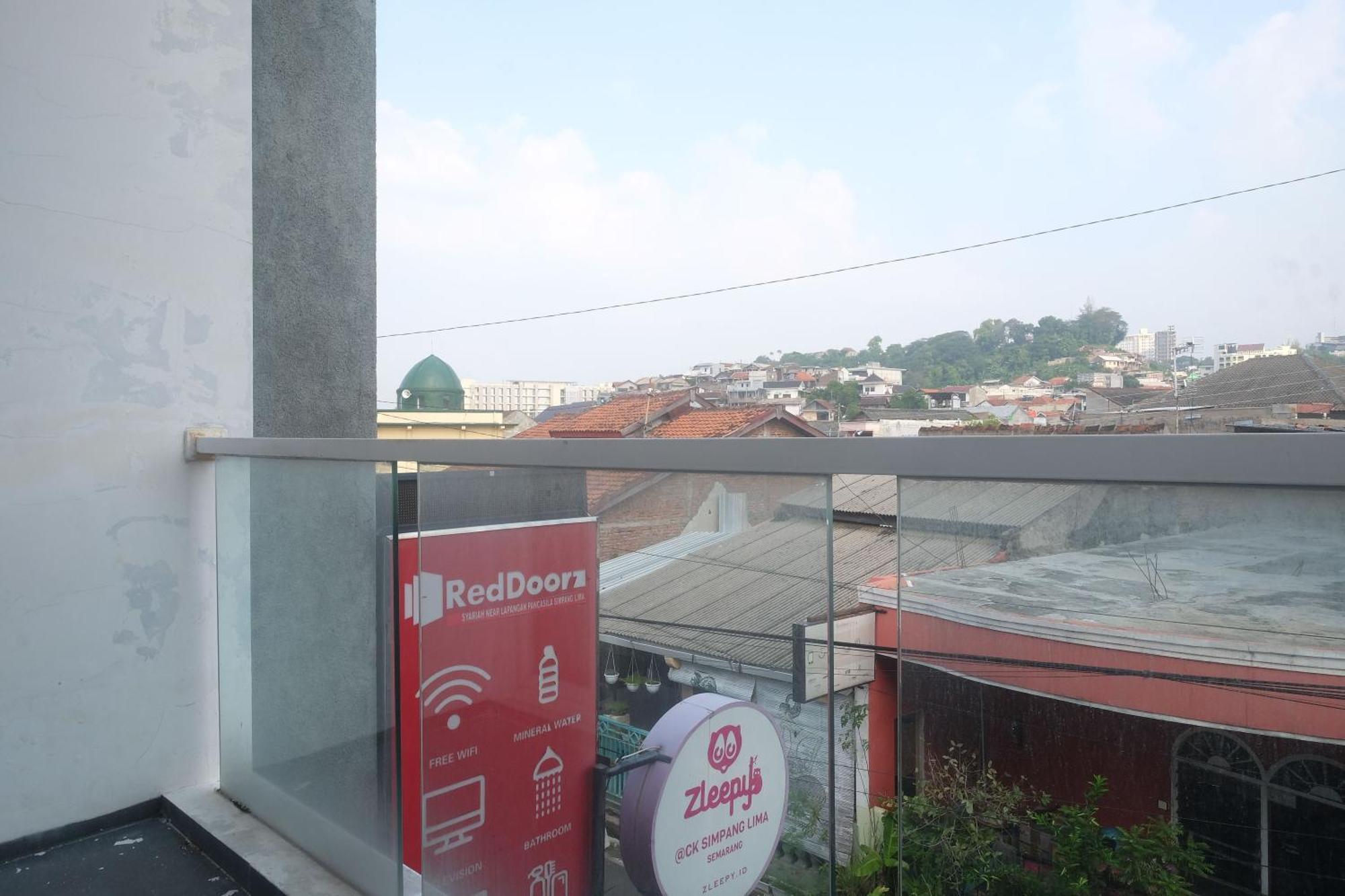 Отель Reddoorz Syariah Near Simpang Lima Semarang Jomblang Экстерьер фото
