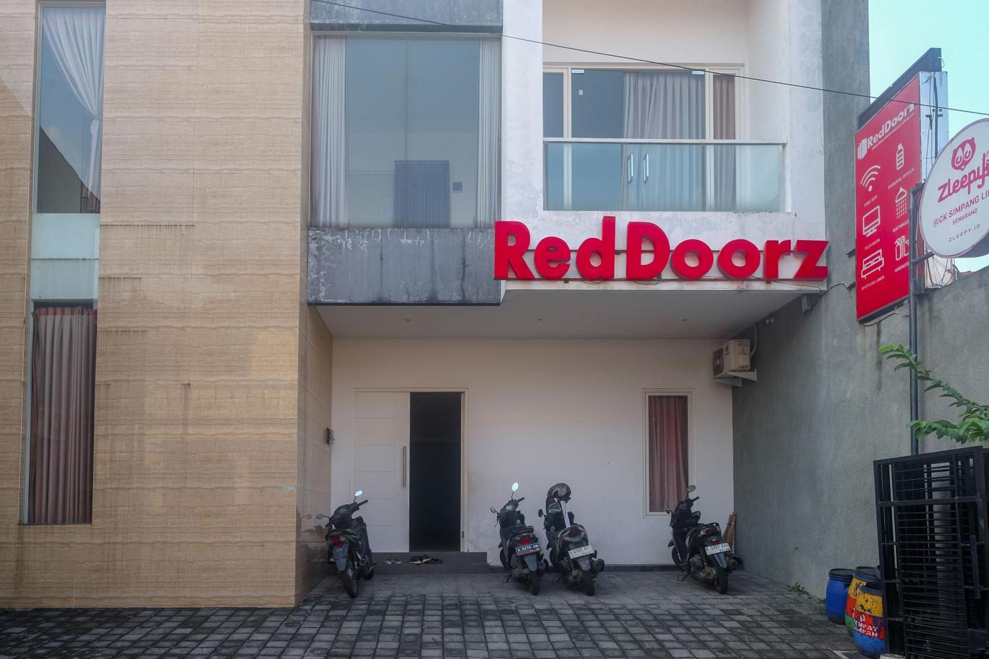 Отель Reddoorz Syariah Near Simpang Lima Semarang Jomblang Экстерьер фото